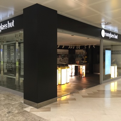 FABRICACION Y INSTALACION PILARES FRONTAL TIENDA Y ROTULOS EN ALUCOBOND Y LETRAS EN RELIEVE DE METACRILATO 20MM