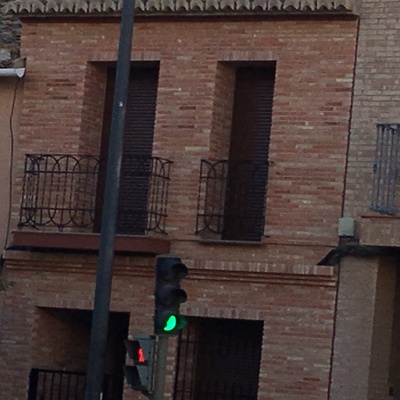 Casa vieja reformada la fachada de cara vista