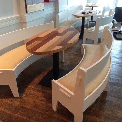 BANCOS Y MESAS CURVAS BAR