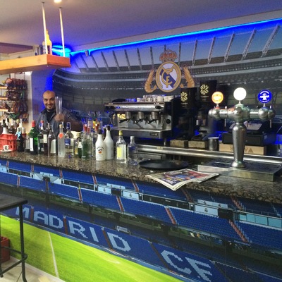 Reforma bar con vinilos en soporte de aluminio