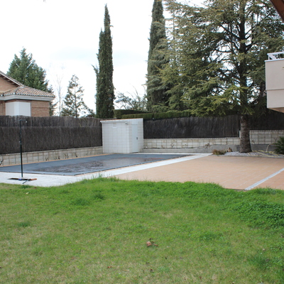 Solado de patio exterior y murete