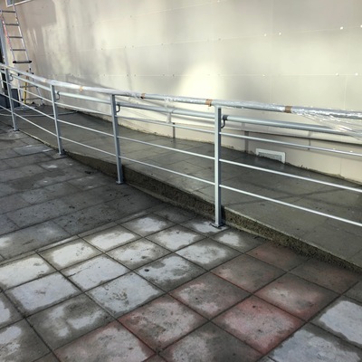 SOLADO E INSTALACIÓN DE BARANDILLA