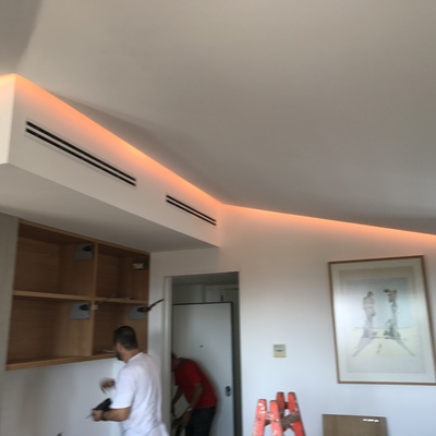 Luz perimetral regulable y 10 colores