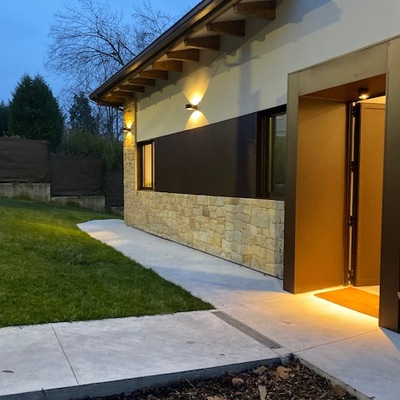 VIVIENDA EN LANGREO - DETALLE ENTRADA PRINCIPAL.