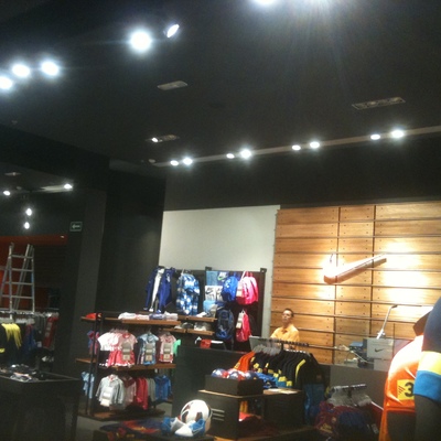 NIKE CENTRO COMERCIAL PARQUESUR