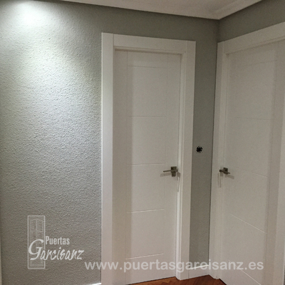 Puerta lacada en blanco Mod. 8-P