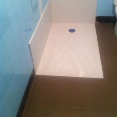 PLATO DE DUCHA EN EL SITIO DE LA BAÑERA