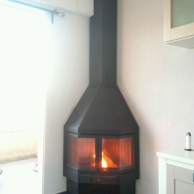Chimenea metalica en un piso