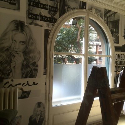 Papel mural en tienda.