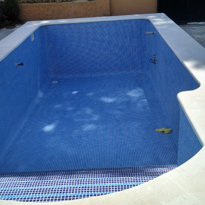 Piscina con escalera romana