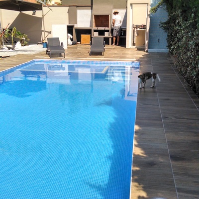 Mosaico azul y gres porcelanico 