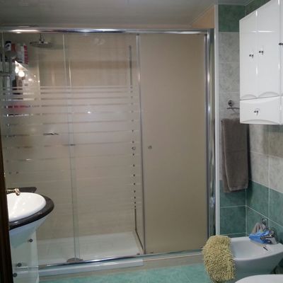 mampara de baño con armario de vidrio 