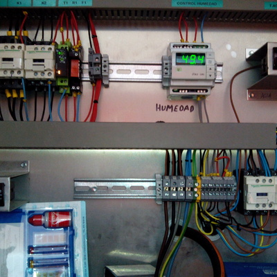 cuadro de control de un sistema de calentamiento de agua y de aire de una piscina climatizada