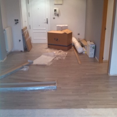 colocacion de parquet y lacado de blanco puerta de entrada y armario