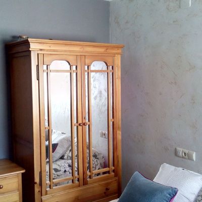 dormitorio gris grafito con fondo perlado blanco