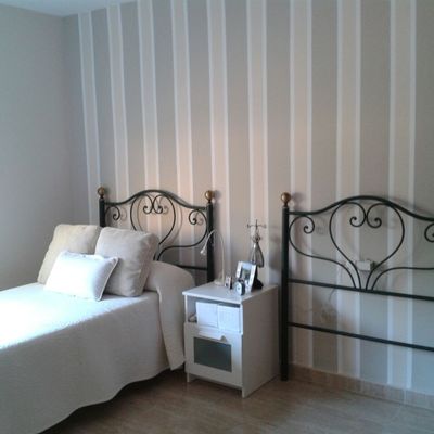 Habitación, con cabezal de rayas