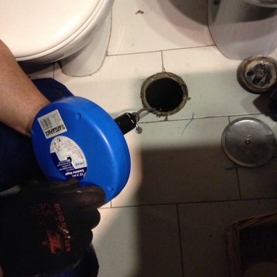 Desatascar y limpiar el bote sifónico.