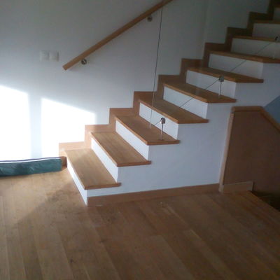 Escalera de pasos en madera Roble y tabicas de yeso 