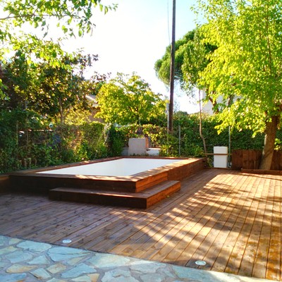 suelo de madera en piscina