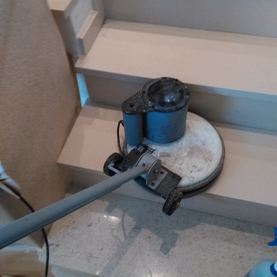 Abrillantando escalera