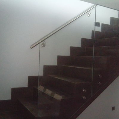 Escalera de microcemento con barandilla vidrio