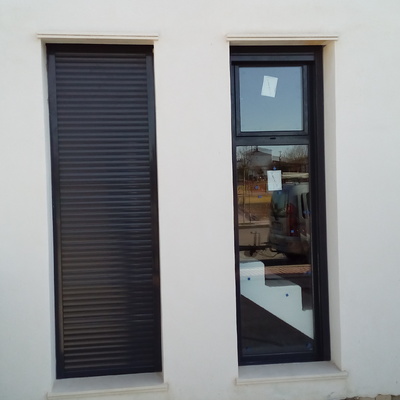 Ventana con un fijo inferior en tal 7016