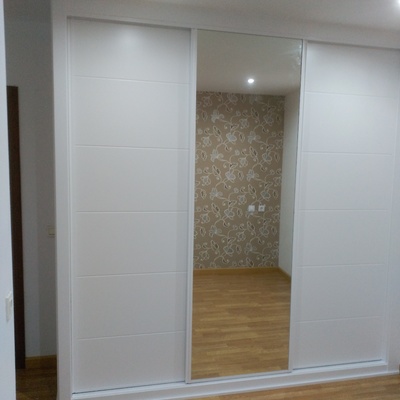 Frente de armario lacado blanco con luna de espejo corrdera