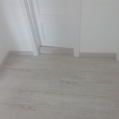 colocación de suelo laminado.