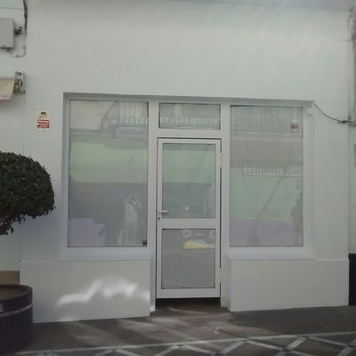 Fachada, marco puerta y escaparate local