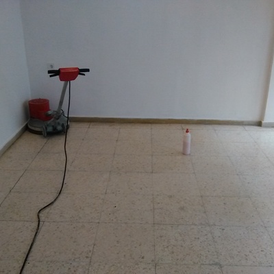 DECAPADO Y ABRILLANTADO DE UN SUELO DE TERRAZO