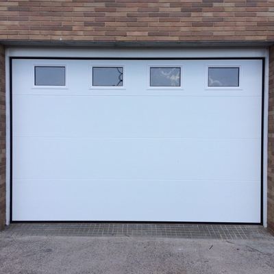 PUERTA SECCIONAL EN PANEL MICROPERFILADO