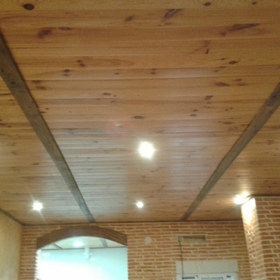 Revestimiento de madera en techo 