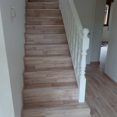 Escalera revestida de tarima flotante.