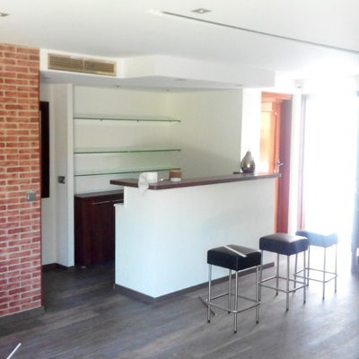 Sala con discoteca y bar