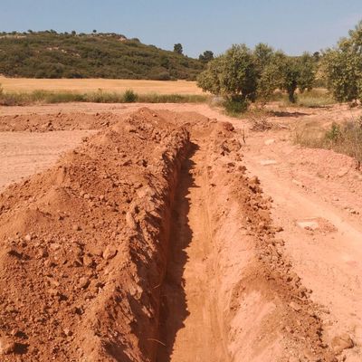 Realización de zanja para posterior instalación de riego a la finca