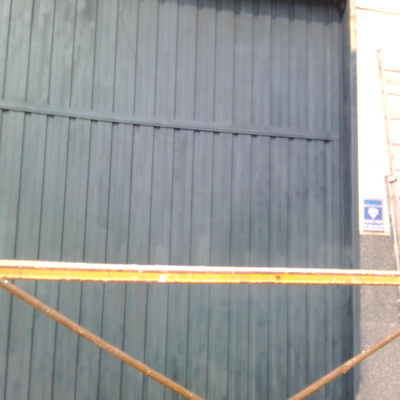 Puerta de nave industrial sin terminar 