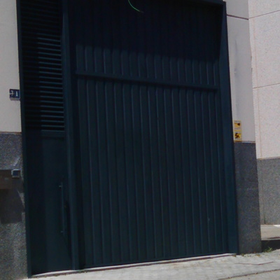 Puerta de nave industrial terminada 