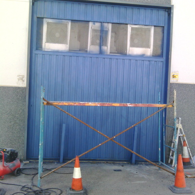 Puerta de nave industrial sin terminar 
