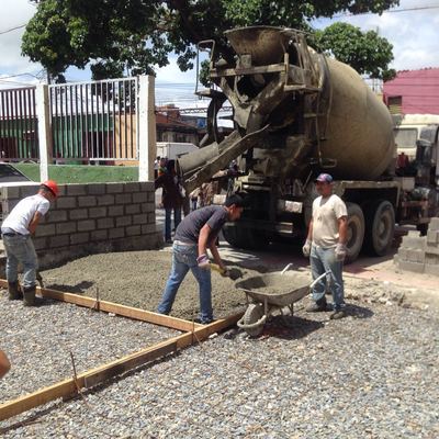vaciado de hormigón con mixer para soleras de pavimento rigido