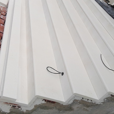 Peldaños en blanco paloma piedra natural