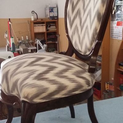 Silla clasica tapizada con tela mallorquina