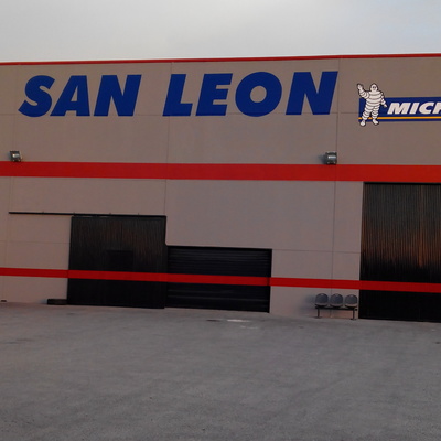 fachada de taller con letreros