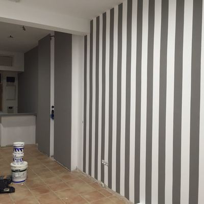 Pared a rallas en peluqueria