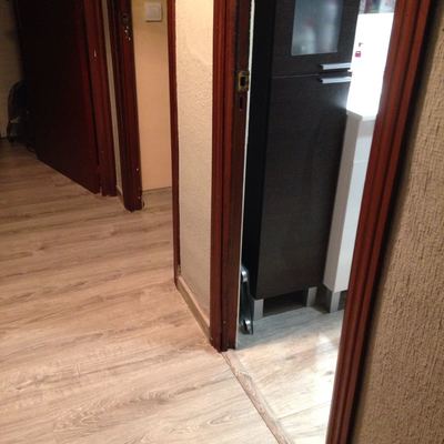 Tarima flotante y baño 