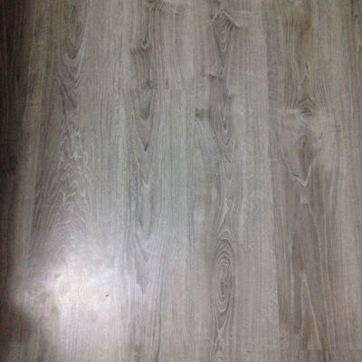 Detalle de tarima flotante 