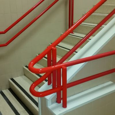 Pasamanos en colegio de invidentes