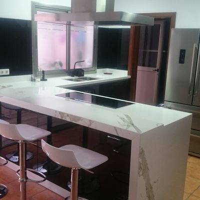 Cocina en ele con ZONA de Despensas Empotradas en la pared de enfrente