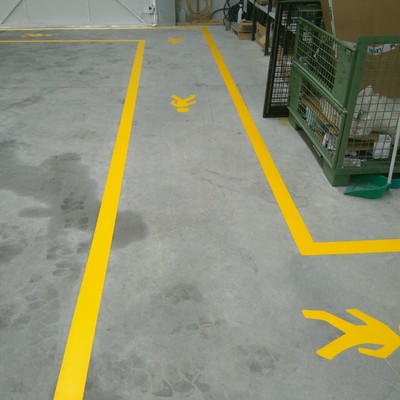 carril peatones en fabrica