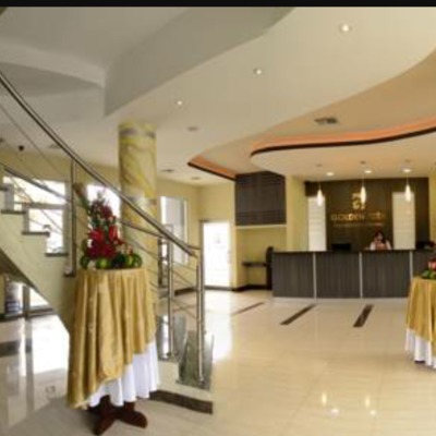 Recepción en hotel de lujo.(escalera, columna)