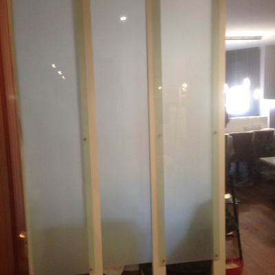 SEPARADOR DE ENTRADA A VIVIENDA CON PALOS LACADOS Y CON CRISTALES